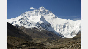숨쉬기조차 힘든 그곳…목숨 걸고 지상의 끝에 오르는 이유는