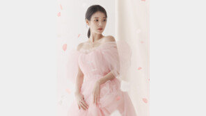 아이유, 상큼미…흔들리는 꽃잎 속 봄의 여신 