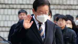 이재명, 5시간여 재판 내내 침묵 “네” 한마디만…지지자엔 ‘손인사’