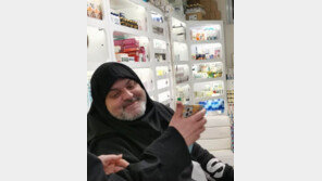 이란 男 약사들, 여성용 히잡 쓰고 근무…왜?