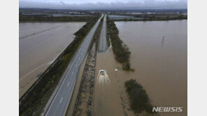 美 캘리포니아 덮친 대기천 현상에 서·북부 지역 물폭탄…주민 8500명 대피