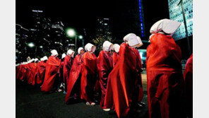 이스라엘 여성들, 미드 ‘시녀 이야기’ 복장으로 反네타냐후 시위