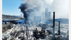 아파트 옆 타이어 공장 전소… “눈앞서 ‘펑펑’, 불길 번져 악몽의 밤” 
