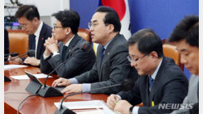 민주, 尹 방일에 “조공·무능 외교…독도까지 넘겨” 파상공세