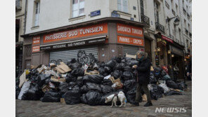 佛 연금개혁 반대 시위 여파로 파리 거리에 쌓인 쓰레기 더미