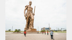 北불법제작 동상 앞 활짝 웃었다…美국무차관 급히 삭제한 사진