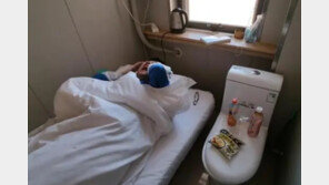 “감옥보다 작다”…‘침대 바로 옆 변기’ 中캡슐호텔 논란