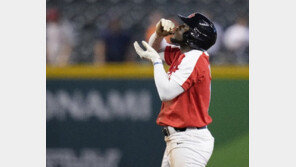 축구 종가, 야구 깜짝 쇼… 안타 때리고 ‘홍차 세리머니’