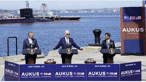中 보란 듯… 핵추진 잠수함 앞에 선 美-英-호주 정상 