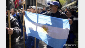 ‘최악 인플레’ 아르헨티나, 32년 만에 처음 100% 넘어