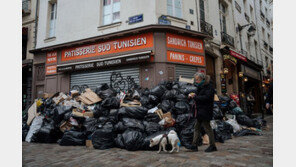 파리는 지금 ‘쓰레기와의 전쟁’…佛 연금개혁 반대 시위 여파