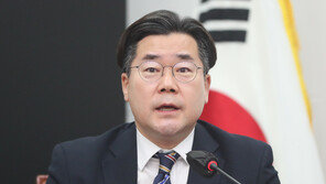 박찬대 “민주당, 文 포함 ‘수박 7적’ 포스터 제작자 형사고발”