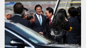 日경시청, 尹 방문에 최고 수준 경호…교민들 태극기 흔들며 환호