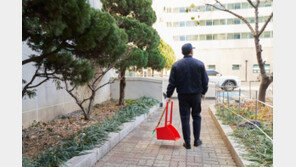 “공부 못하면 저 아저씨처럼”…갑질에 한숨 쉬는 경비원들