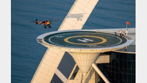 두바이 7성급 호텔 옥상에…난데없이 비행기 착륙?