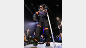 NASA, 달 탐사용 새 우주복 공개 