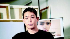 모니터로 아버지 죽음 애도… “디지털시대 스크린 역할 고민”