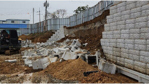 천안 배수로 공사현장 옹벽 붕괴… 근로자 3명 사망 