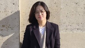 이지연 작가 “아이들 발아래 놓인 개미들 어린시절 놓쳤던 세계 그려”…미아 작가 “양쪽으로 넘기는 책 통해 벤치위 만남과 이별 담아내”