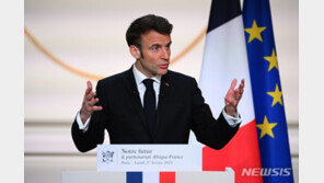 마크롱, 연금개혁 입법 강행…‘하원표결 생략’ 권한 발동