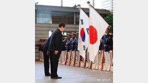 탁현민 “尹 일장기경례, 의전실수”…대통령실 “그게 日 관행”