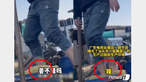 담배 물고 맨발로 자근자근…中 절임 배추 공장 또 논란 