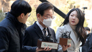 이재명, 두 번째 재판 출석…취재진 질문에 ‘침묵’