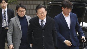 이재명 측 “김문기 눈 마주친 적도 없다”…유동규 “2인용 카트 탔는데”