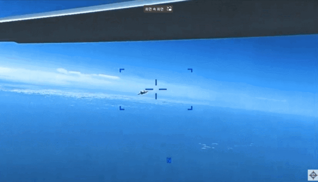 “연료 뿌리고 들이받아”…美, 러 전투기 충돌영상 공개