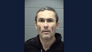 집 앞에 택배온 줄 알았는데…美 남성 사제폭발물 설치해 체포