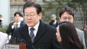 李 “출장 때 김문기 눈도 안 마주쳐” vs 檢 “같이 골프, 수차례 대면보고”