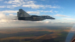 폴란드 첫 전투기 지원…우크라 “F-16도 달라”