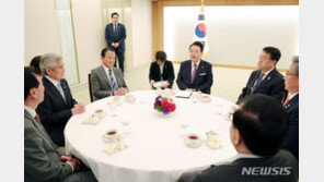 尹 “한일관계 정상화 첫걸음”…오부치 딸 “제반 분야 교류 활성화 노력”