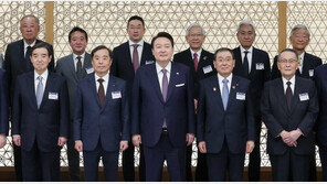 尹, 日경제인 만나 “정치인은 ‘미래’ 다뤄야…역동적 사업하길”