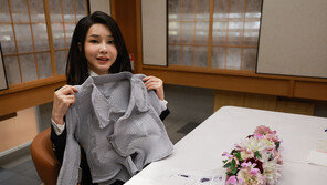 김건희 여사, 안도 다다오에게 ‘이세이 미야케’ 옷 선물받아