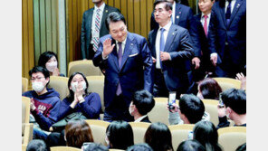 尹, 한일 대학생에 “청년세대 신뢰-우정이 양국의 미래” 