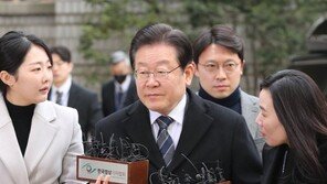 “李, 호주골프때 김문기 눈 안마주쳐” “李 탑승 2인카트 金이 몰아”