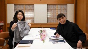 김건희 여사, 안도 다다오에  ‘칼 라거펠트’展 초청 받아