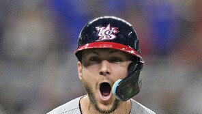 美 터너 8회 역전 만루포… 4강행 드라마