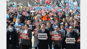 이재명, 측근 사망으로 중단 ‘민생 행보’ 재개…한일 외교 공세도 지속