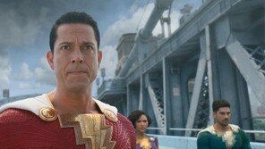 올해 첫 DC영화 ‘샤잠2’, 스케일 크게 돌아왔다