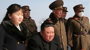 얼굴 가린 채 김정은 밀착 수행…北 핵미사일 발사장에 나타난 의문의 남성