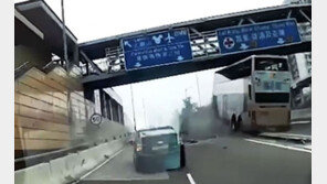 홍콩서 이층 버스가 도로 분리대 들이받고 옆으로 넘어져…76명 ‘고립’