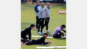 대화하고 함께 뛰고…클린스만 감독, 첫 훈련서 보여준 소통