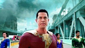 올해 첫 DC 영화 ‘샤잠2’… 스케일 커져 돌아왔다 