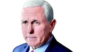 트럼프에 각 세우는 펜스 “우크라 지원 계속해야”