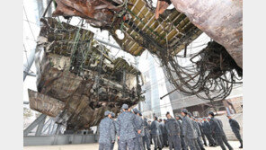 서해 수호의 날 앞두고 천안함 둘러보는 장병들 