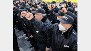 “경비원 죽음 내몬 관리소장 물러나야”… 극단 선택한 경비원 동료들 단체행동 