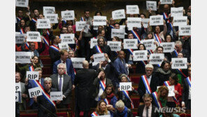 프랑스 총리 불신임안 모두 부결…마크롱 연금개혁법안 통과