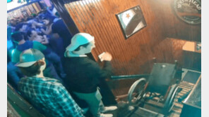 한 손으로 ‘쓱’…계단 아래로 휠체어 밀어버린 美선수 공분 